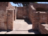 07986 ostia - regio v - insula ii - domus del protiro (v,ii,4-5) - raum (29) - korridor - suedseite - mosaik - 06-2024.jpg